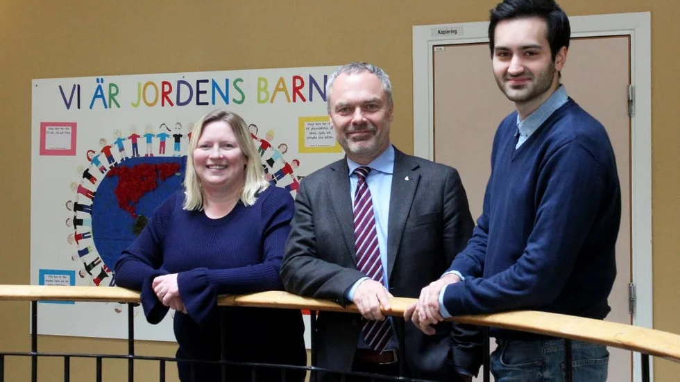Liberaler. Jenny Gavelin och Hussein Vilic från Liberalerna i Enköping bjöd in partiledare Jan Björklund till Korsängsskolan.