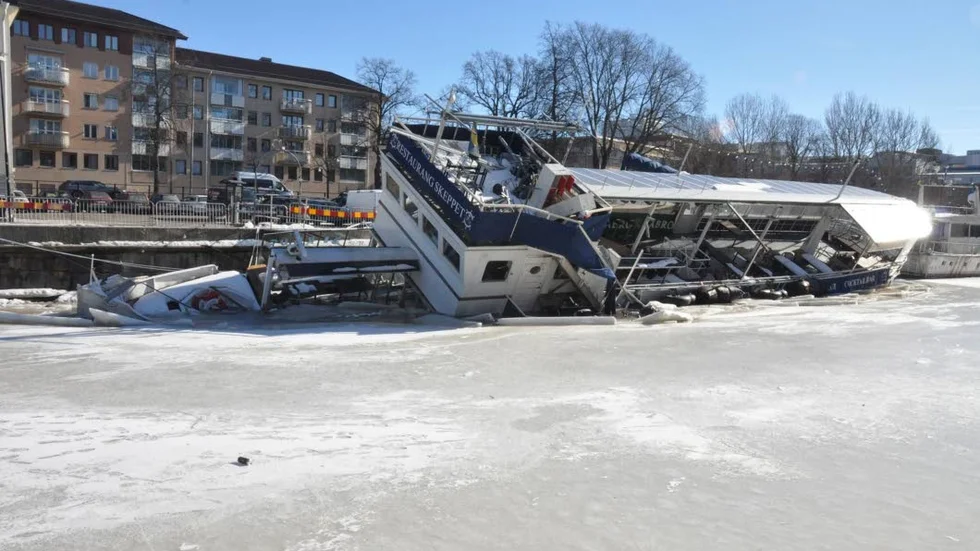Slagsida. På torsdagen hade M/S Svalan fortfarane kraftig slagsida i Fyrisån.