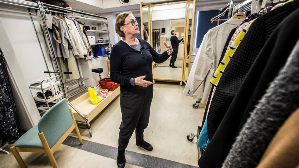 Flera kostymer i Uppsala stadsteaters förråd har Anna Carlsons namnlapp i nacken.