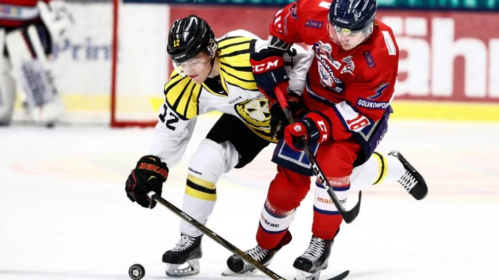 Brynäs Samuel Asklöf jagar Linköpings Jakob Lilja under en match i SHL.