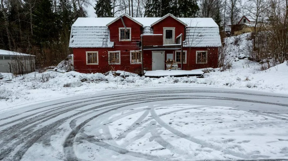 Fallfärdigt. På promenaden från stationen till centrum möter man dethär huset, men också fina villor.
