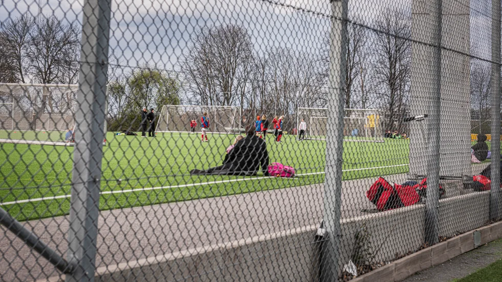 Det kommer att ta tid för idrottsrörelsen att återhämta sig efter pandemiåren.  Därför behövs ett långsiktigt stöd, menar skribenterna.