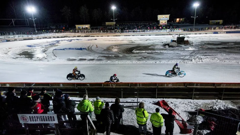Hallstavik nästa. Lördag 20 januari är det elitseriematch på HZ Bygg Arena. Bilden är hämtad från Hallstavik i januari 2016. Under den gångna helgen körde Rospiggarna sina första matcher i elitserien någonsin.