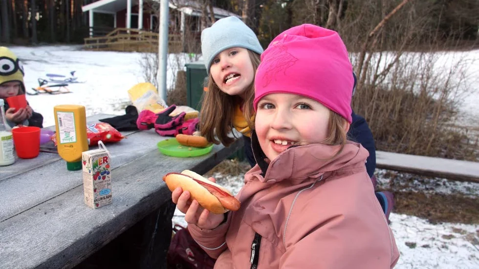 Korv. Eyla och Elisabeth är på utflykt till Kvarnkojan.