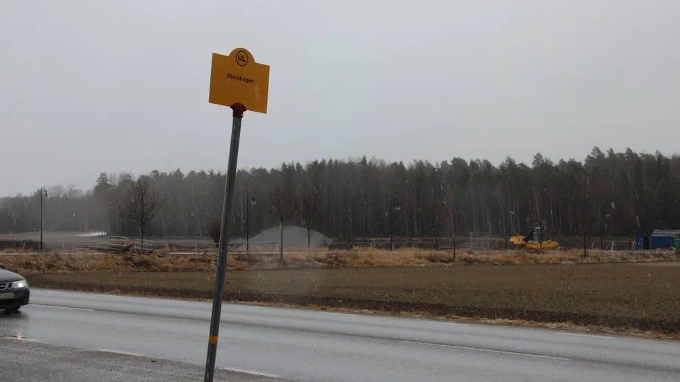 Nu stoppas förskolan. Kommunen ger sig själv bakläxa och nekar bygglov. 55 barn i kommunens kö har hittills angett Storskogens förskola som förstahandsalternativ.