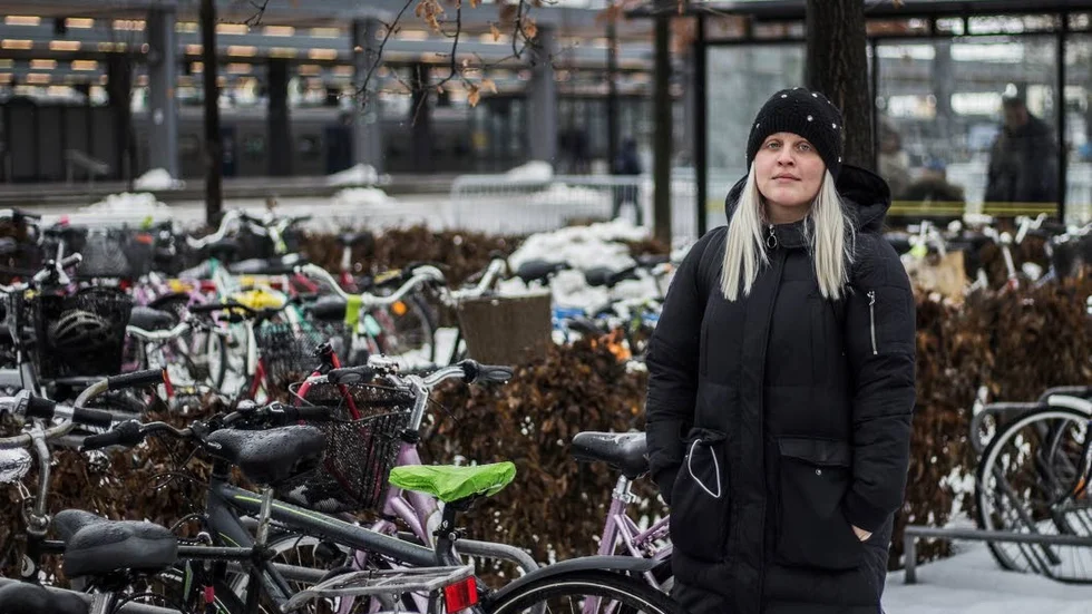 Cykelparkeringshus. Lisa Eriksson, 26 år, pendlar till Västerås och vill att det ska bli fler platser att ställa sin cykel på.
