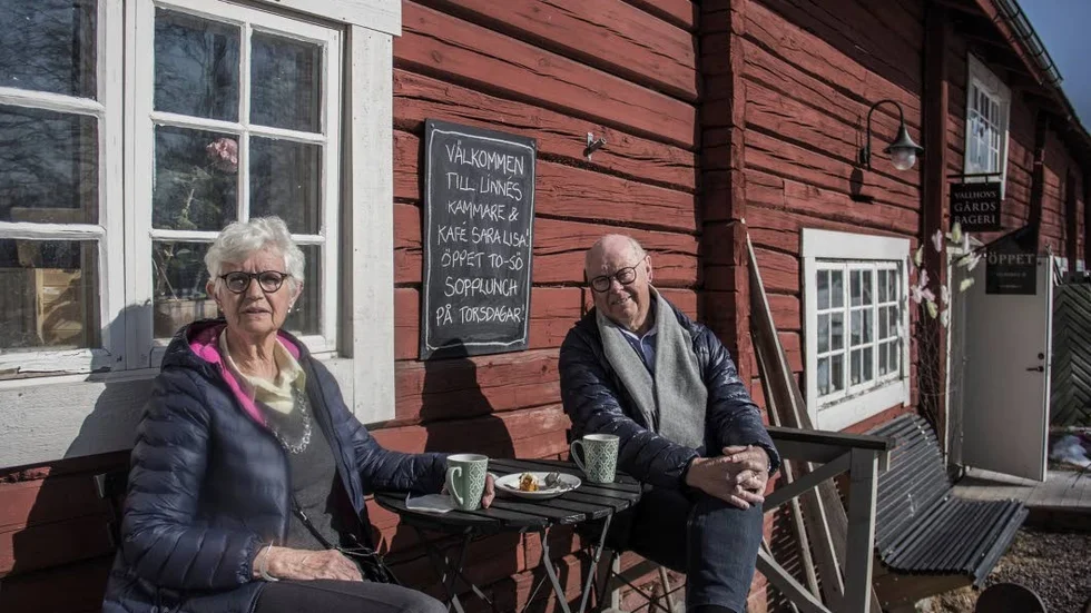 Konstrunda. Lena Åstrand och Stig Åstrand njuter av kaffe och fika i solen.
