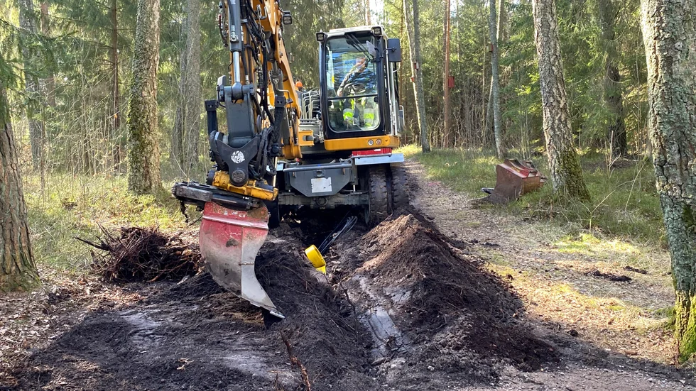 I Råssnäs grävs elledningen i elljusspåret ner. 