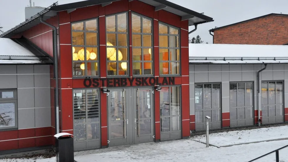 Trångbott. Österbyskolan får plats för fler klassrum när folk- och skolbiblioteket flyttar, men inledningsvis behövs paviljonger från i höst.