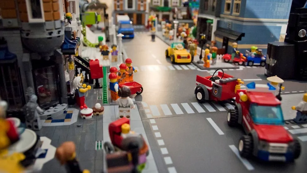Myller. I legokvarteret råder idel verksamhet och ett myller av plastgubbar står uppställda.