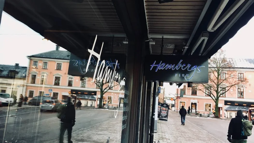 Mestadels traditionellt, men med vissa kulinariska påhitt. Krogpatrullen tris på trygga Hambergs.