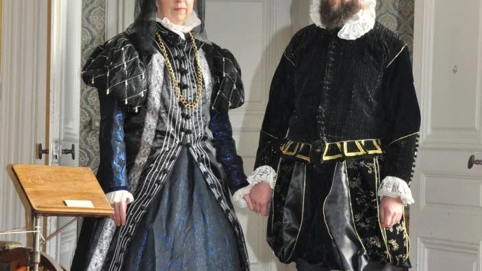 Herrgård. Som hämtade från 1500-talet visar Fredrica Lange och Bengt Trolin upp sig i Österbybruks herrgårdssalonger.