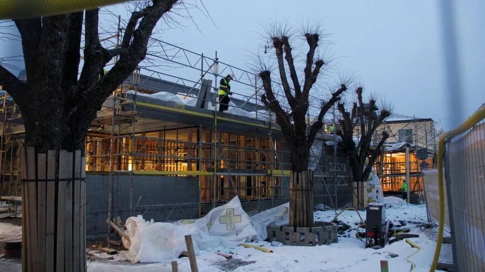 Biblioteket och bion får en gemensam, ny entré. Ett nytt övergångsställe med blinkande ljus ska också anläggas på gatan utanför.