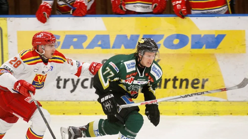 Grönsvart. Fredrik Juhlin förblir ESK trogen även nästa säsong.