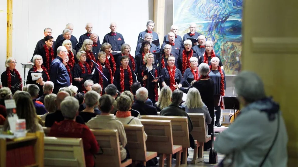 Fullsatt. Det blev fullsatt i Kyrkcentrum i Bålsta när Envisorna hade sin årliga julkonsert. Stämningen var på topp hela kvällen och publiken mös när kören framförde ett pärlband av julklassiker.