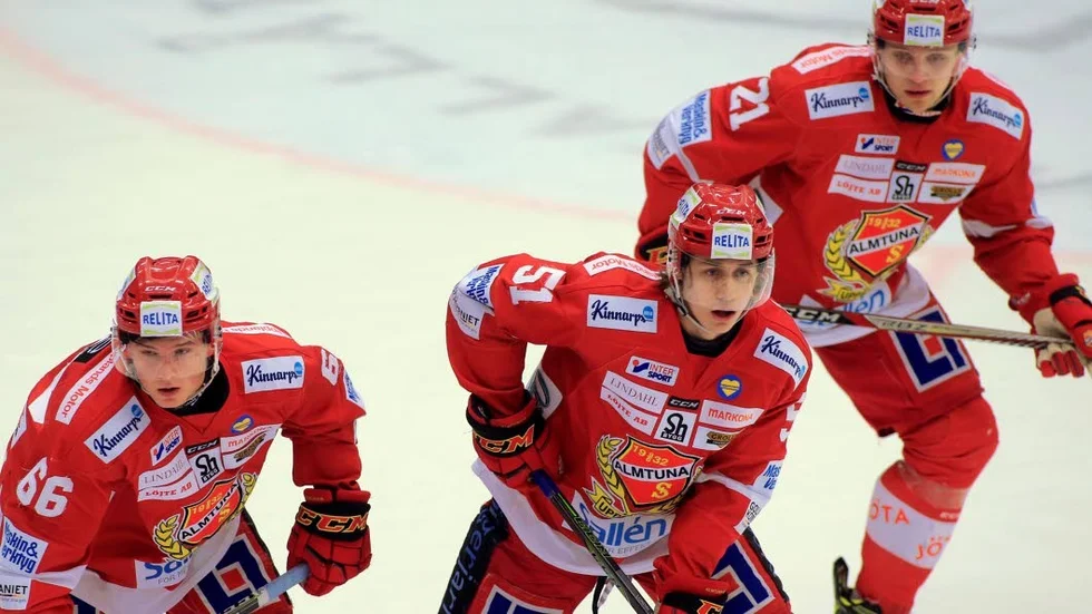Erik Santesson, mitten, är tillbaka i Almtunatröjan mot Tingsryd.