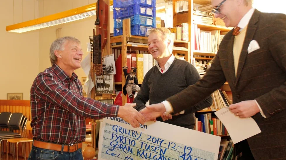 En överväldigad Göran Källgården tackar Carl Hermelin och Petter von Sydow för stipendiet från Hugo Tamms donationsfond.