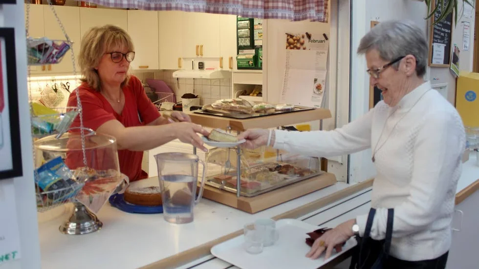 Välbesökt. "Många tycker det är tråkigt att kaféet måste stänga men blir nöjda när de hör att vi ska öppna igen efter renoveringen", säger Monica Eriksson som jobbra i kaféet. Kristina Karlsson fikar varje fredag med sitt fikagäng.