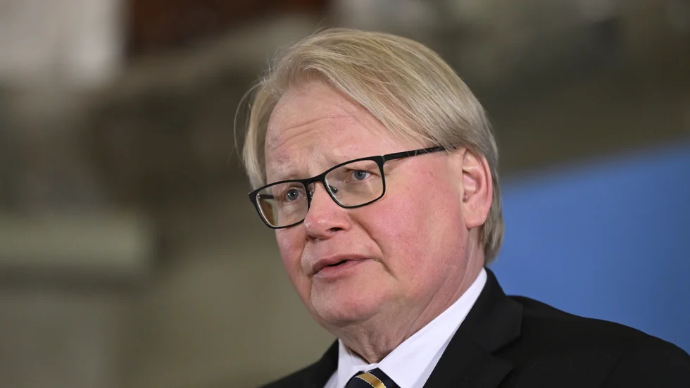 En man i 60-årsåldern har åtalats för att ha dödshotat försvarsminister Peter Hultqvist via mejl.