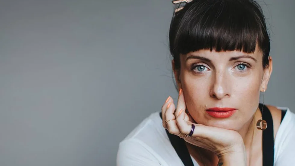Nina Wähä är författare och blev känd för en bredare allmänhet med sin bok Testamente som kom ut i början av 2019. Hon är också sångerska och skådespelare.