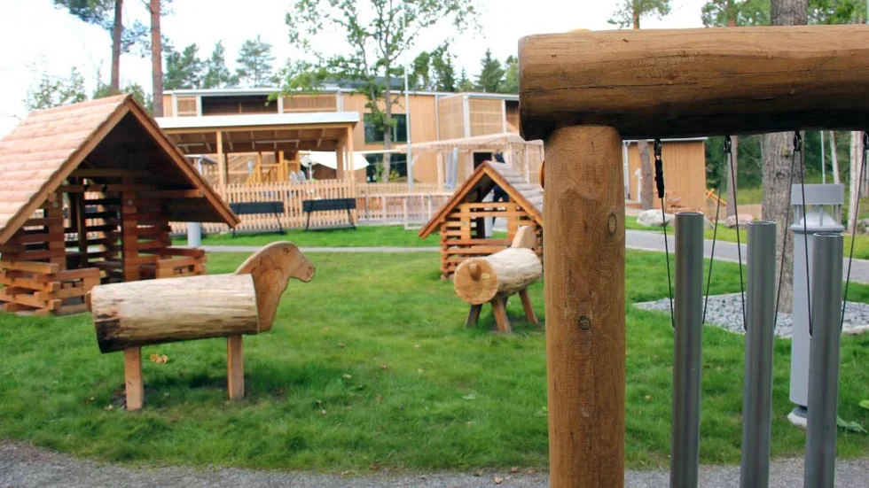 Gården är indelad i flera smågårdar. På ett ställe finns något som liknar ett vindspel, där barnen kan skapa musik.