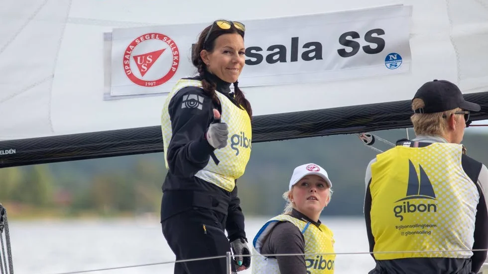Charlotte Bornudd-Gelin gör tummen upp efter USS första av två spikar i Örnsköldsvik.