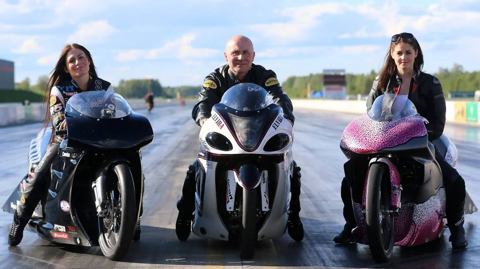 Elvira Karlsson, här med sin pappa Robert och lillasyster Ellsa Karlsson under en dragracing-EM-deltävling på Tierp Arena. Nu berättar Elvira om karriären – och längtan efter en comeback.