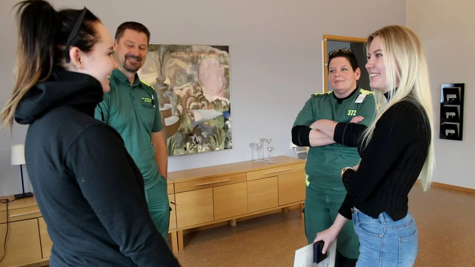Regina Maurd, ambulanssjuksköterska, talar övertygande om hur bra jobbet som ambulanssjuksköterska är och Wilma funderar på att vidareutbilda sig till det.