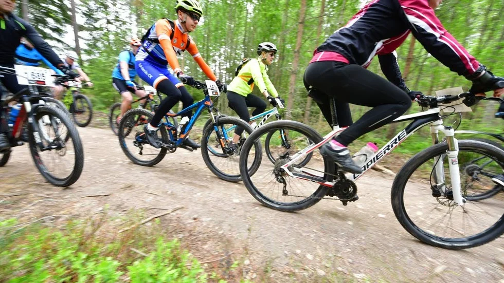 Albin Jeleby från Häverödal har vunnit en mountainbike på Ottarsloppet och intervjuas/gratuleras av speakern Robin Bryntesson.