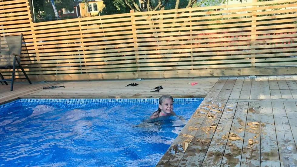 Paret Anders Strand och Jessica Larsson samt barnen Lova (på bilden), Elin och Nea har byggt en egen pool till sitt hus i Vattholma.
