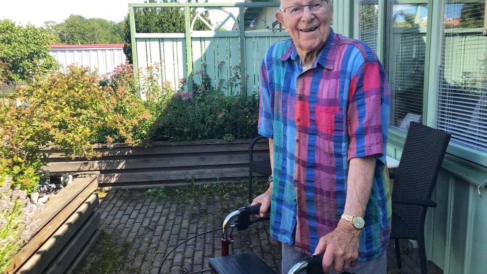 Martin Karlsson har länge fått kärlek av Sigtunabor, och särskilt nu när han fyller 100 år, då vänner tänker fira honom med en middag med hans ­favoriter: gös, wallenbergare och enbärsdricka.
