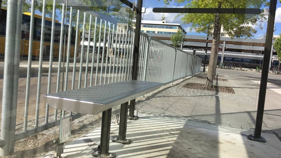 Nya bänkarna vid Resecentrum blev inte en förbättring, skriver Riitta Anjasdotter.