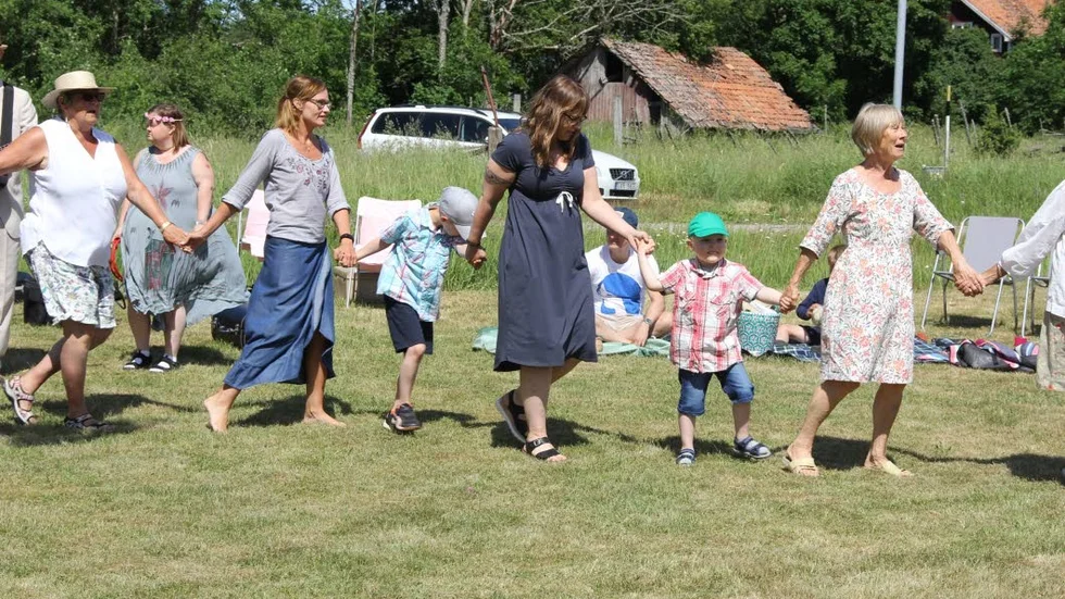 Det var full fart runt midsommarstången när det var dags för sånglekarna.