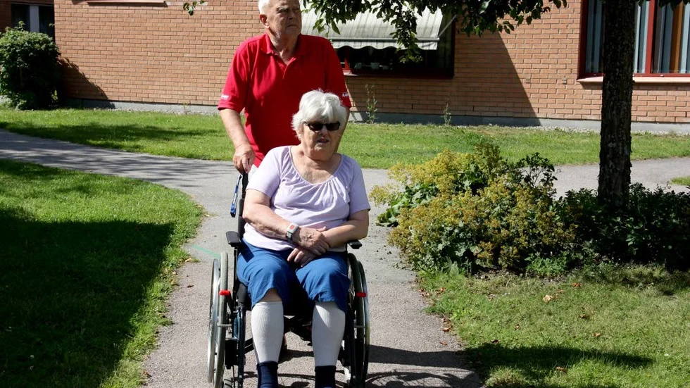 Håkan och Marianne Ericson förbereder sig för värmen. Håkan gillar solen medan Marianne föredrar skuggan.