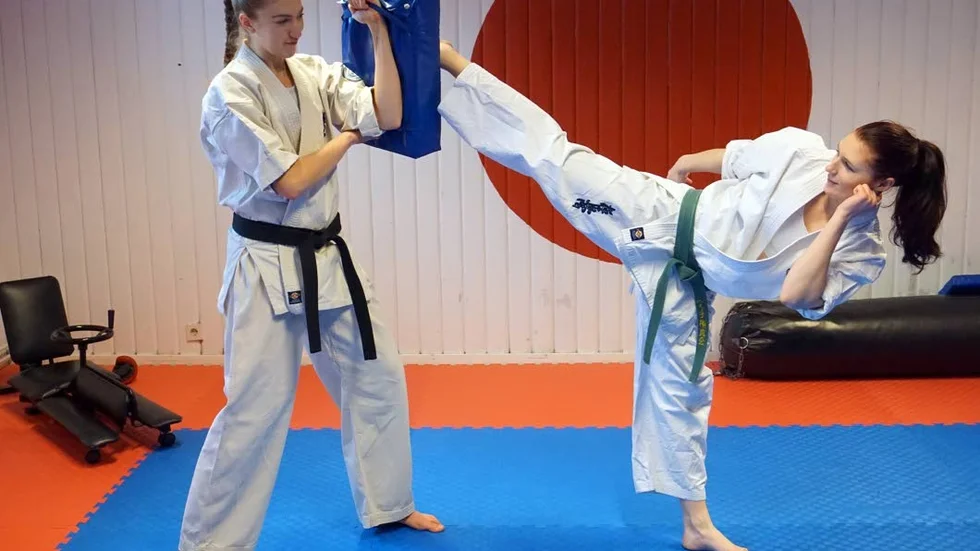 Sanne Larsson tävlar i kumite som är fightingmomentet i karate.