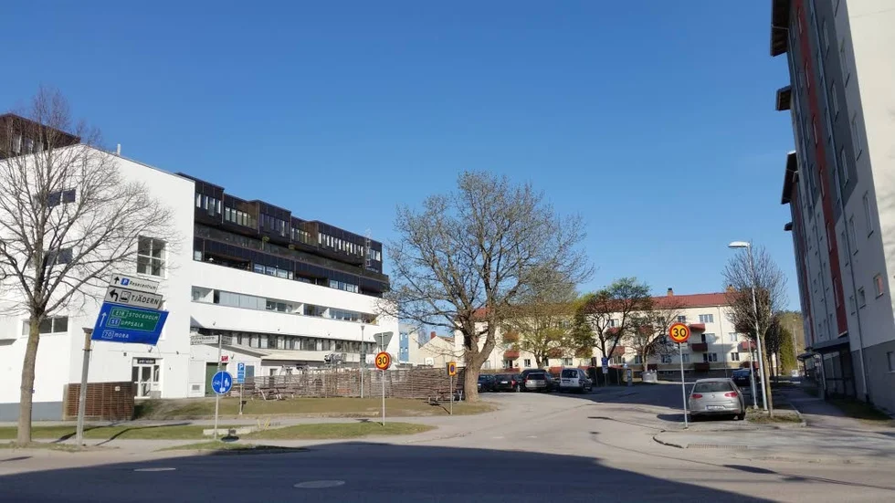 Här har ett nytt bostadshus fått bygglov. Grannarna i Hettemarkshuset protesterar.