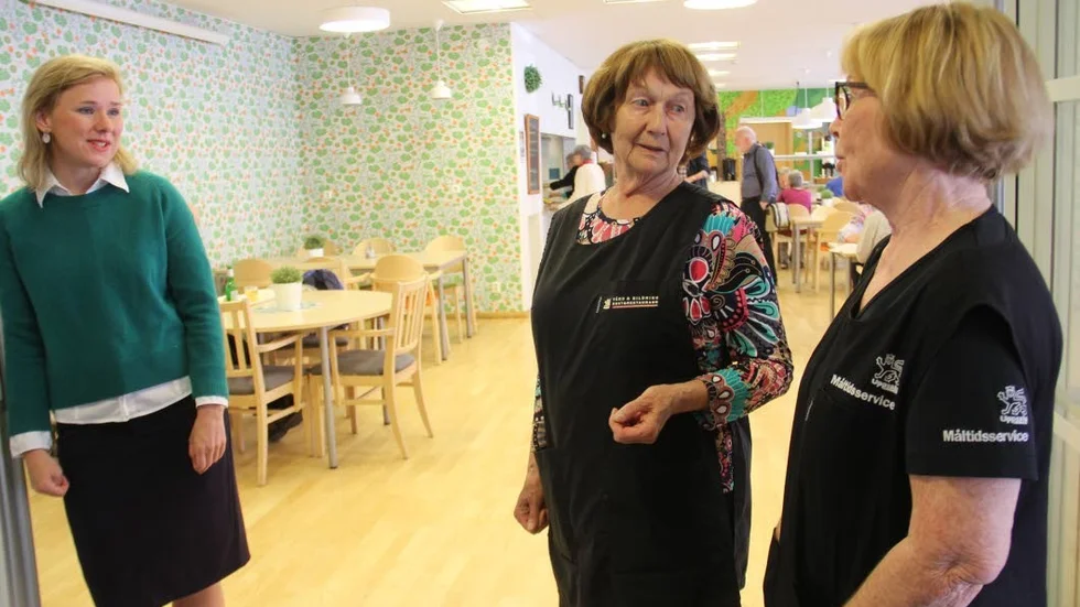 Carita Danared och Monika Carlsson jobbar som volontärer på restaurang Senioren i Uppsala. De berättar för Caroline Hoffstedt (S) att restaurangen är mycket populär och att många som lever ensamma kommer dit.