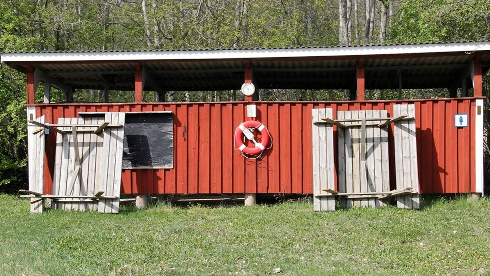 Omklädningshytt, bänkar, bryggor, grillplats - det är mycket som ska skötas och underhållas på en plats som Kullabadet.