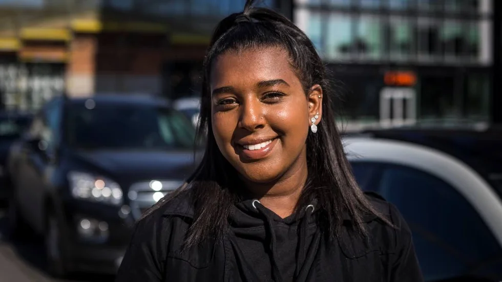 Som övningskörare tycker Nadin Abdu det är skönt att Uppsalas trafiktempo sjunker.