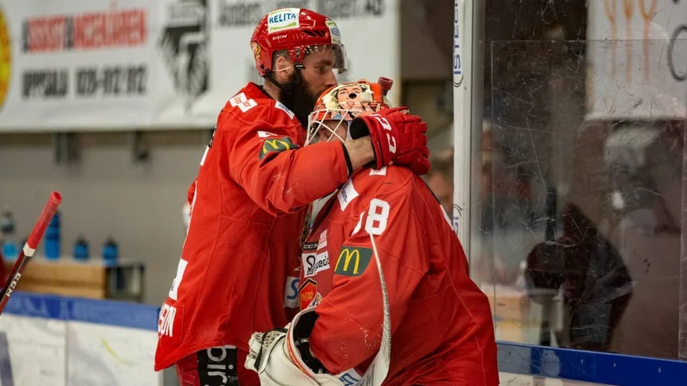 Den tunga stunden. Per Svensson och målvakten Oscar Fröberg deppar tillsammans efter Kristianstads avgörande mål.