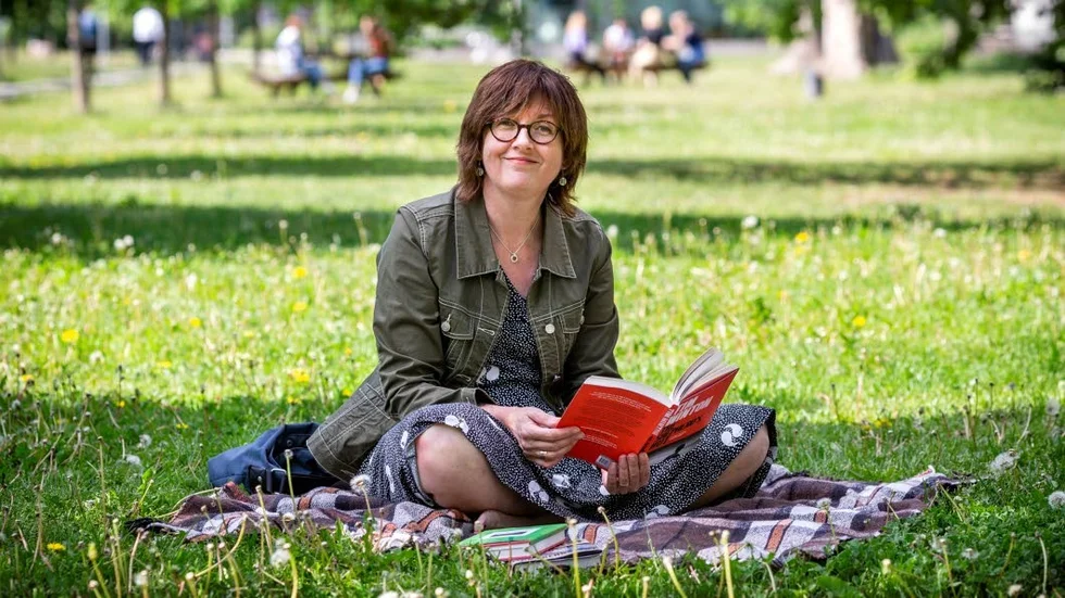 Att läsa på en picknickfilt i Vasaparken i Uppsala är ett bra substitut till Gotland där Christina Wahldén gärna tillbringar sommaren.