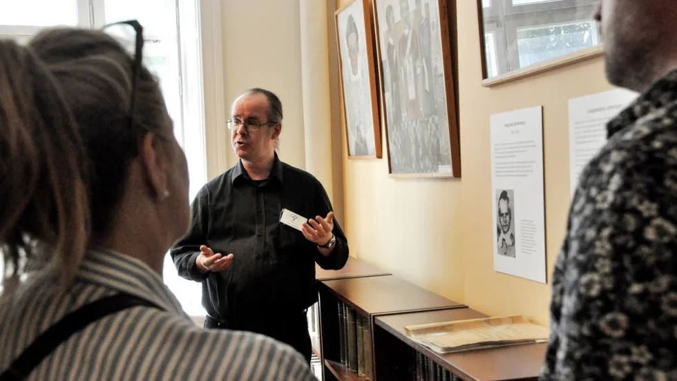 Museichef Urban Josefsson berättar om patienten och konstnären Augusta Strömberg när Medicinhistoriska museet håller sommarvisning.