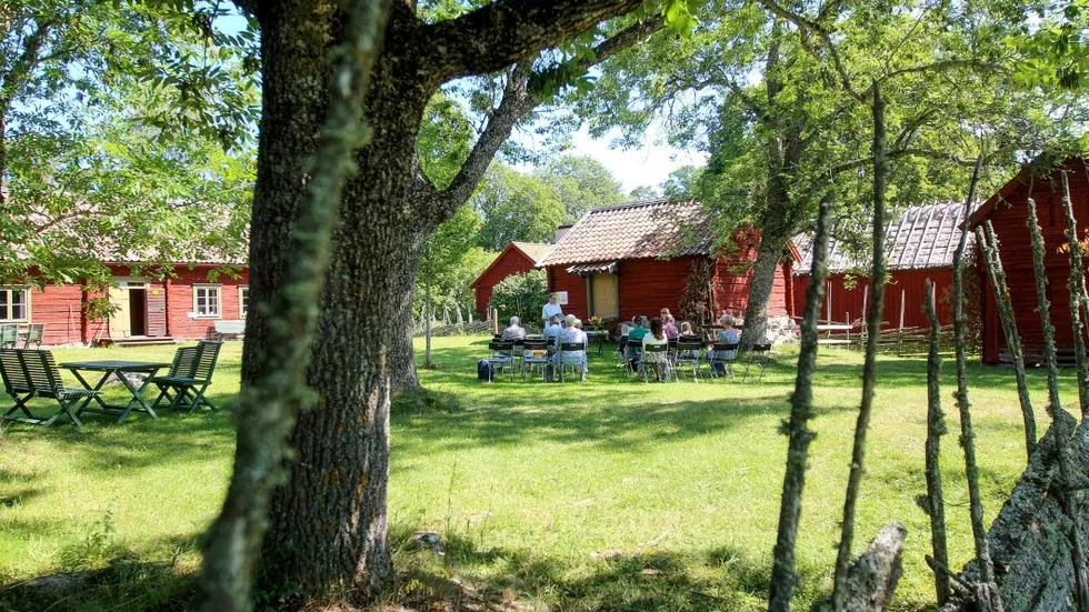 Kaplansgården i Härkeberga är en vacker och rofylld plats och på söndagen höll Kerstin Ståhlbrand, präst i Villberga församling, en friluftsgudstjänst på gårdstunet. Musiken stod Pär Lind för.
