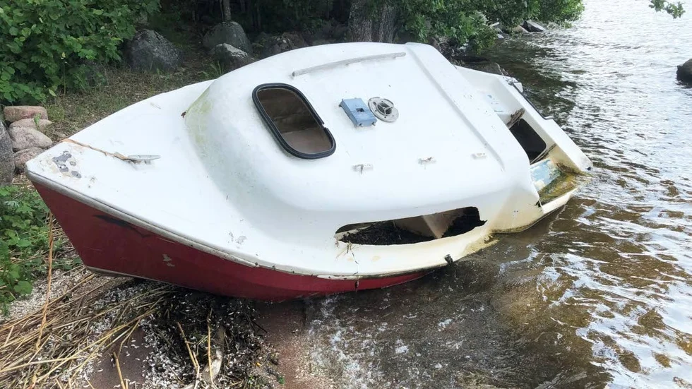Den som dumpar sin båt vill förmodligen slippa besväret med att frakta den till återvinningen och då blir det någon annans problem, oftast fastighetsägarens.
