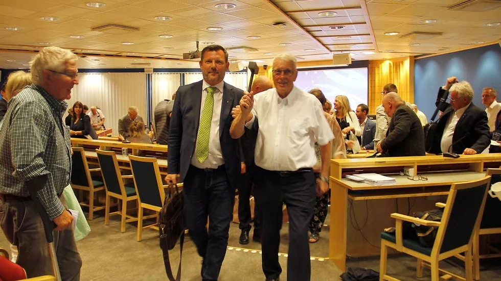 Ingvar Smedlund och Rolf Carlsson, ledde processionen ut från det allra sista mötet i kommunhusets fullmäktigesal.