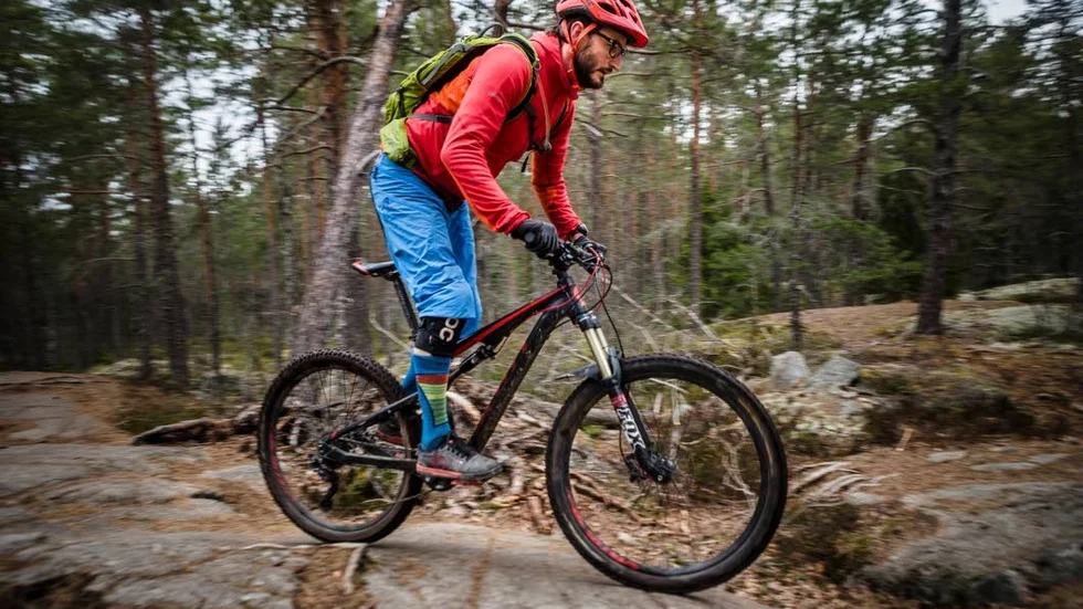 Mountainbike är ett av Fredrik Hjelmstedts stora intressen. Berghällarna i Lunsen är en favoritplats. När det var dags att uppdatera boken om friluftsliv i Uppland skrev han mountainbike-kapitlet.