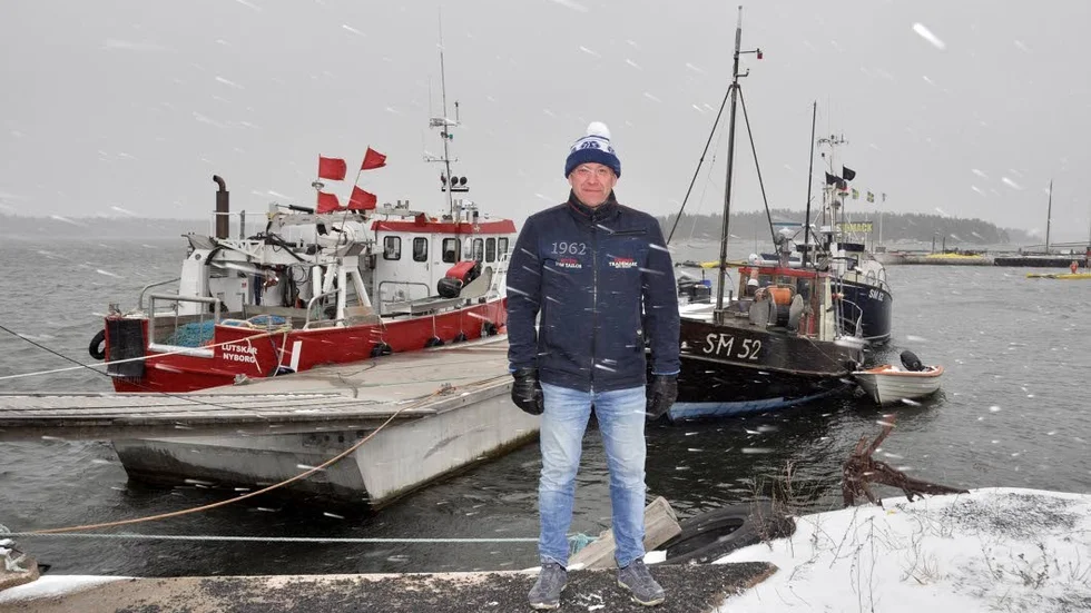 Björn Eklund driver Stora Risten Fisk i Öregrund tillsammans med sin fru Marie Ljung Eklund och han beskriver förutsättningarna att hitta lokalfångad fisk som lika bister som vädret den dag fotograferingen skulle ske.
