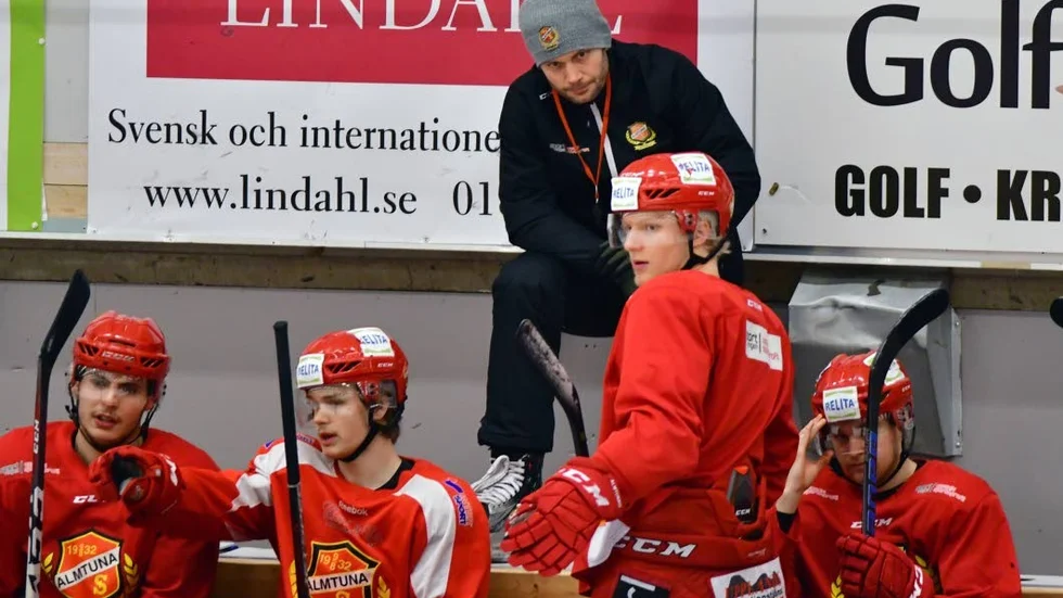 Almtunatränaren Martin Gudmundsson i båset under en av lagets matcher.
