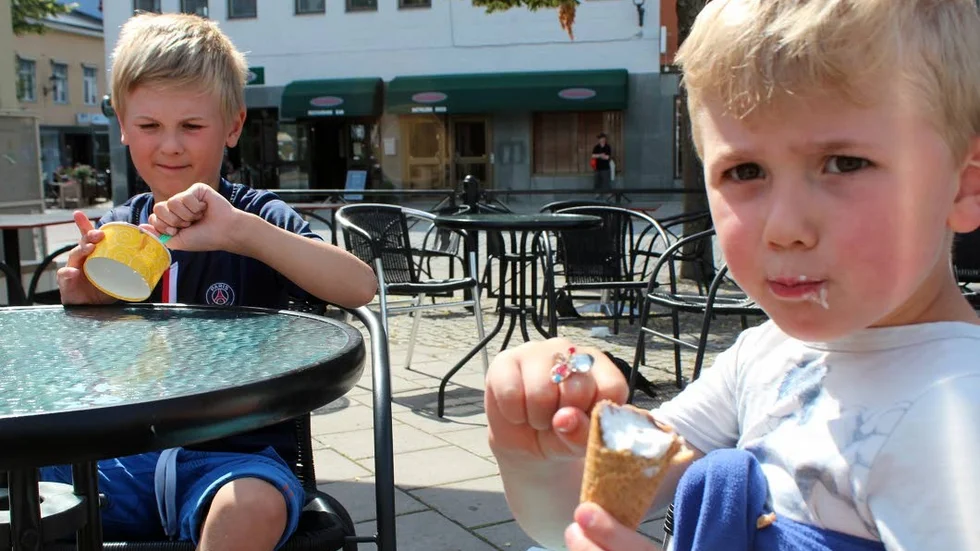 Arvid Bäck, 4 år och Edvin Bäck 6 år kommer från Bålsta men har åkt med sin pappa och farmor till Enköping över dagen för att fixa pass inför höstlovsresan.