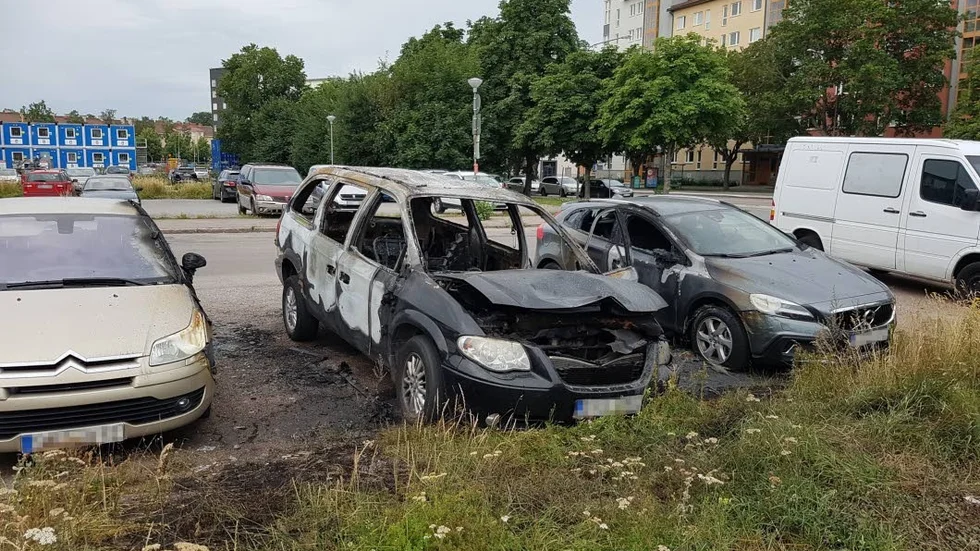 En bil brann och två brandskadades under natten till torsdagen.